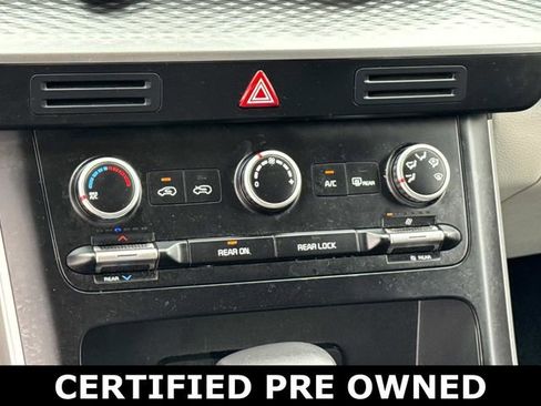 Used 2024 Kia Carnival LX image 21