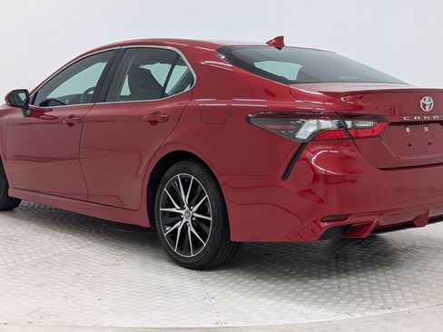 Used 2023 Toyota Camry SE image 3