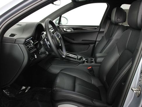 Certified 2025 Porsche Macan image 5