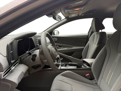 Used 2023 Hyundai Elantra SEL w/ Preferred Accessory Package FWD image 9