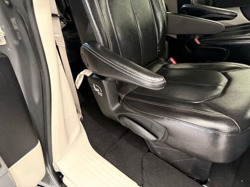 Used 2022 Chrysler Pacifica Touring-L FWD image 27