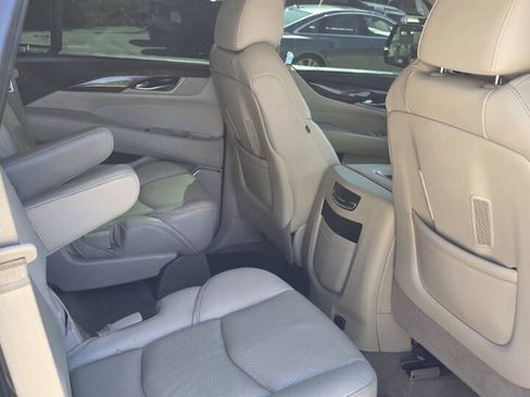 Used 2019 Cadillac Escalade Luxury AWD/4WD image 10