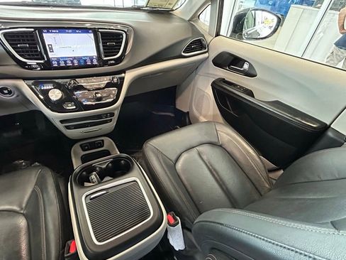 Used 2020 Chrysler Pacifica Touring-L Plus FWD image 11