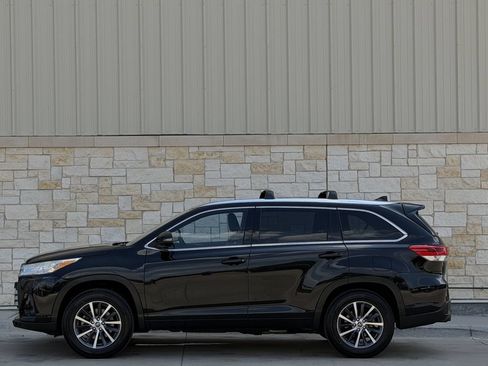 Used 2018 Toyota Highlander XLE FWD image 3
