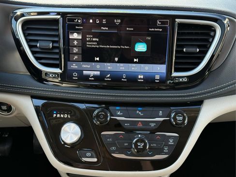 Used 2023 Chrysler Pacifica Touring-L FWD image 24