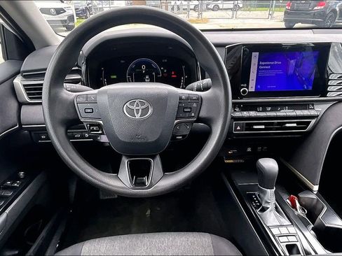 Used 2025 Toyota Camry SE FWD image 7