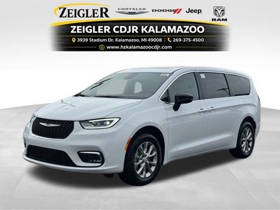 New 2026 Chrysler Pacifica Limited w/ Uconnect Theater Family Group