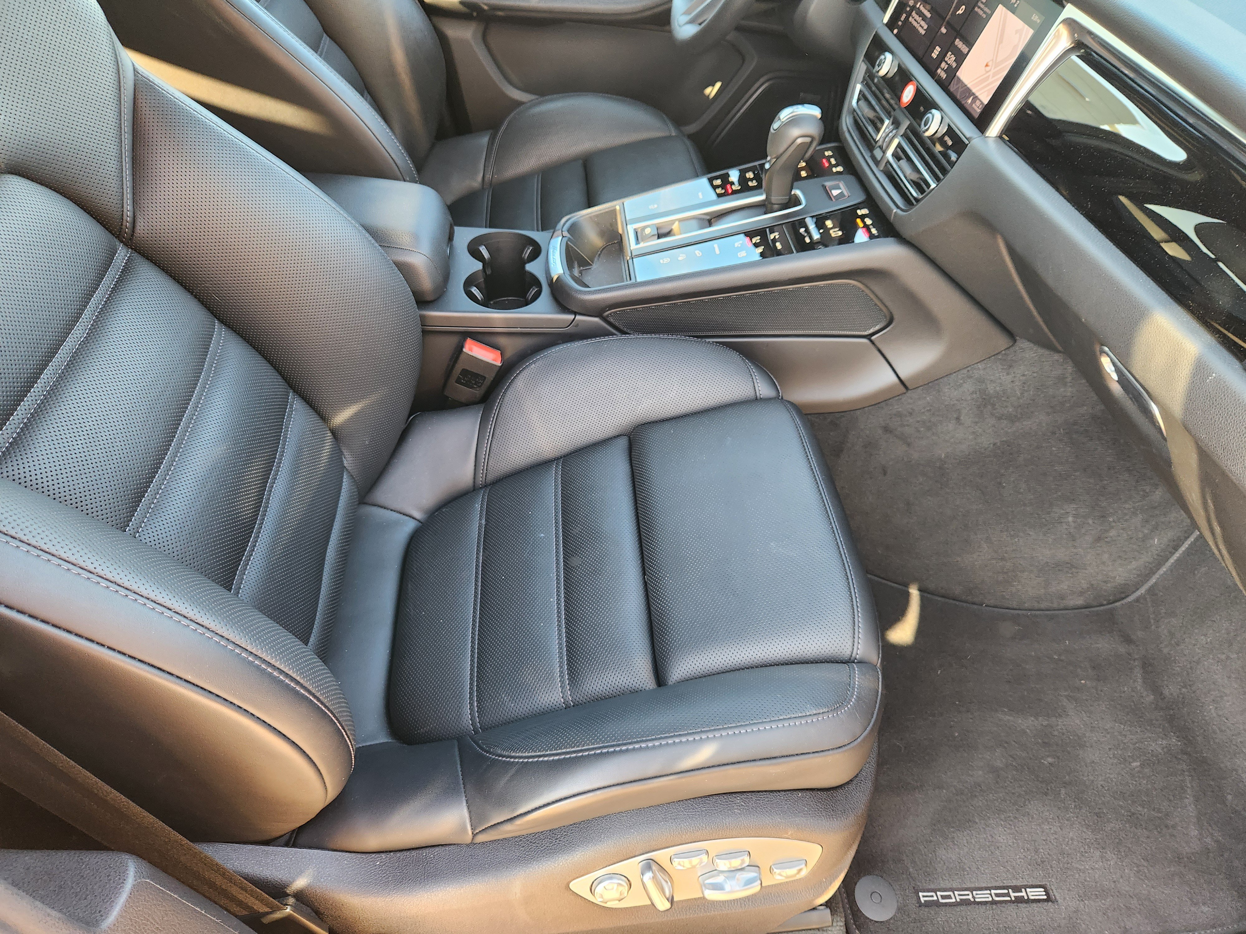 Certified 2026 Porsche Macan AWD/4WD image 17