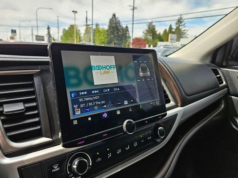 Used 2017 Toyota Highlander LE AWD/4WD image 23