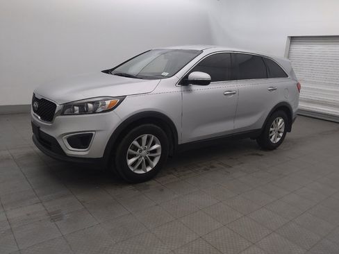 Used 2017 Kia Sorento L FWD image 2