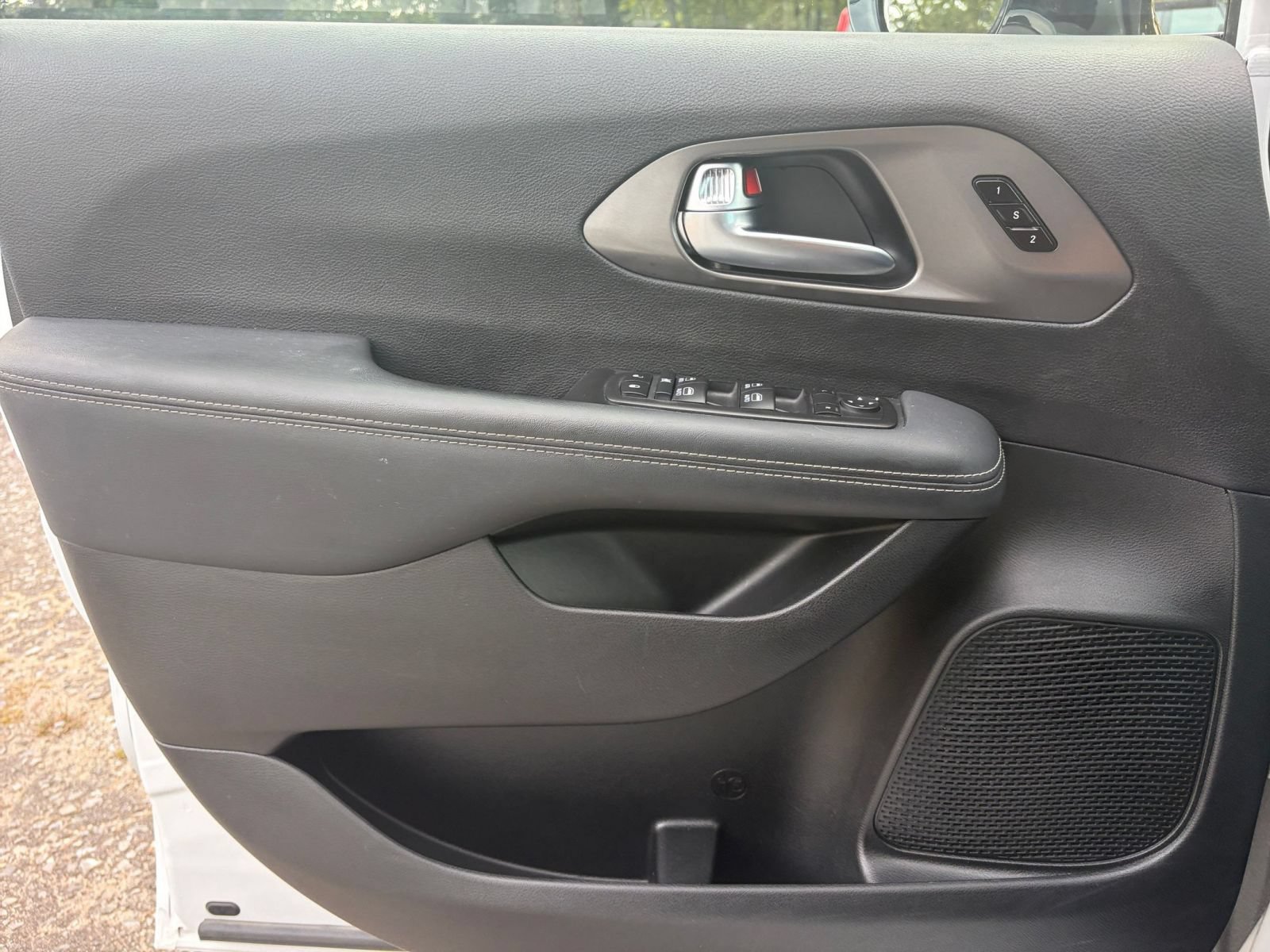 Used 2025 Chrysler Pacifica Select FWD image 18