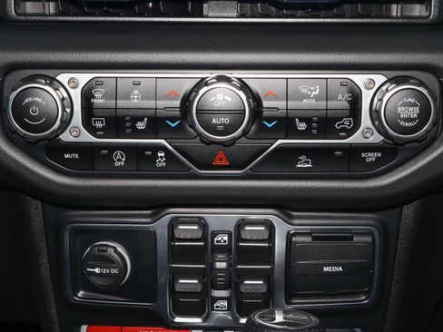 Used 2024 Jeep Gladiator Mojave w/ Technology Group image 28