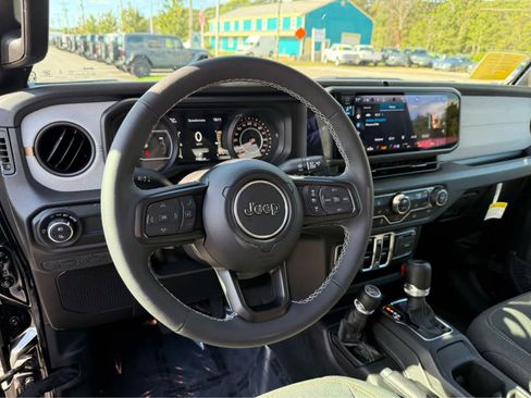 Used 2025 Jeep Gladiator Sport image 13