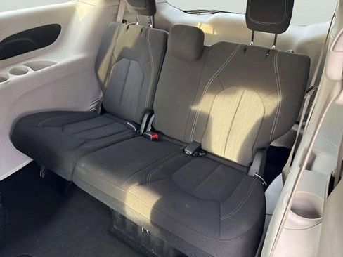 Used 2022 Chrysler Voyager LX image 10