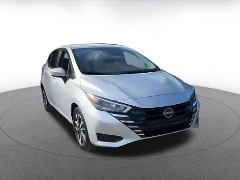 Used 2025 Nissan Versa SV image 2