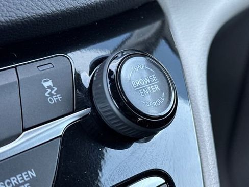 Used 2024 Chrysler Pacifica Touring-L image 33