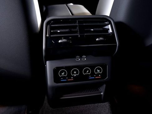 Used 2025 BMW M5 w/ Carbon Package image 28