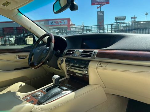 Used 2013 Lexus LS 460 w/ Comfort Pkg RWD image 13