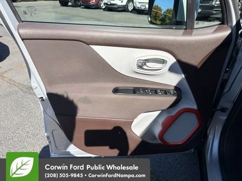 Used 2015 Jeep Renegade Latitude AWD/4WD image 13