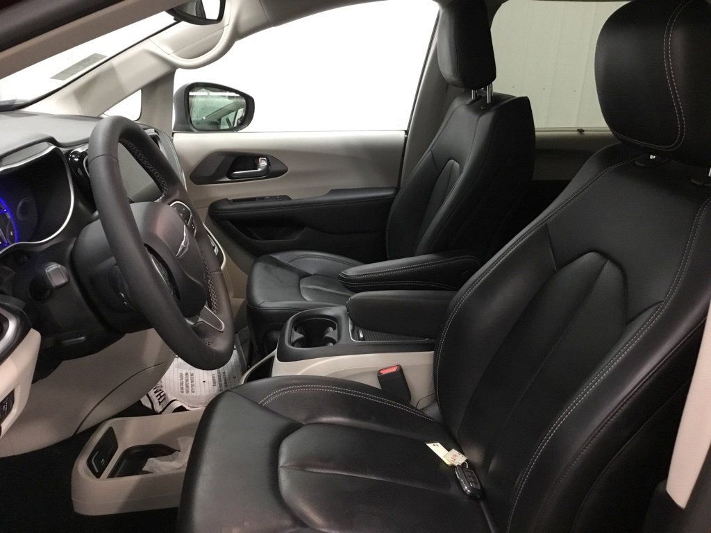 Used 2023 Chrysler Pacifica Touring-L AWD/4WD image 11