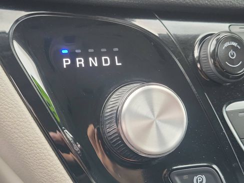 Used 2024 Chrysler Pacifica Limited FWD image 13