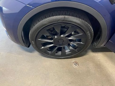 Used 2024 Tesla Model Y Long Range AWD/4WD image 29