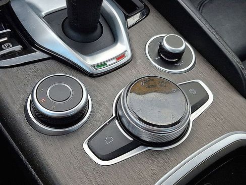 Used 2023 Alfa Romeo Giulia Ti image 27