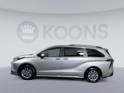 Used 2025 Toyota Sienna XLE image 7