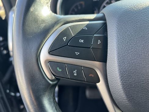 Used 2019 Jeep Grand Cherokee Laredo image 19