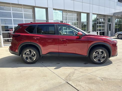 Used 2025 Nissan Rogue SV AWD/4WD image 9