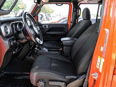 Used 2018 Jeep Wrangler Unlimited Sahara image 4