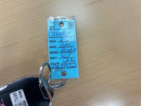 Used 2023 GMC Acadia SLT w/ Preferred Package image 18