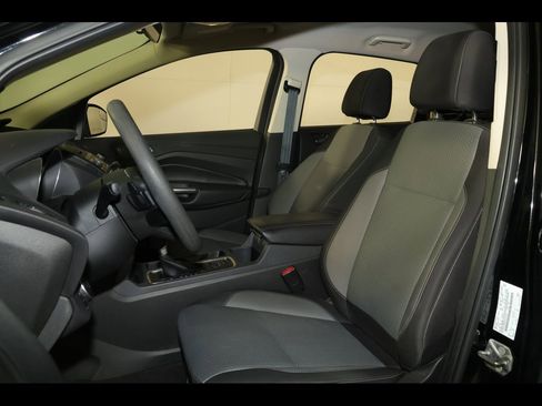 Used 2017 Ford Escape SE image 2