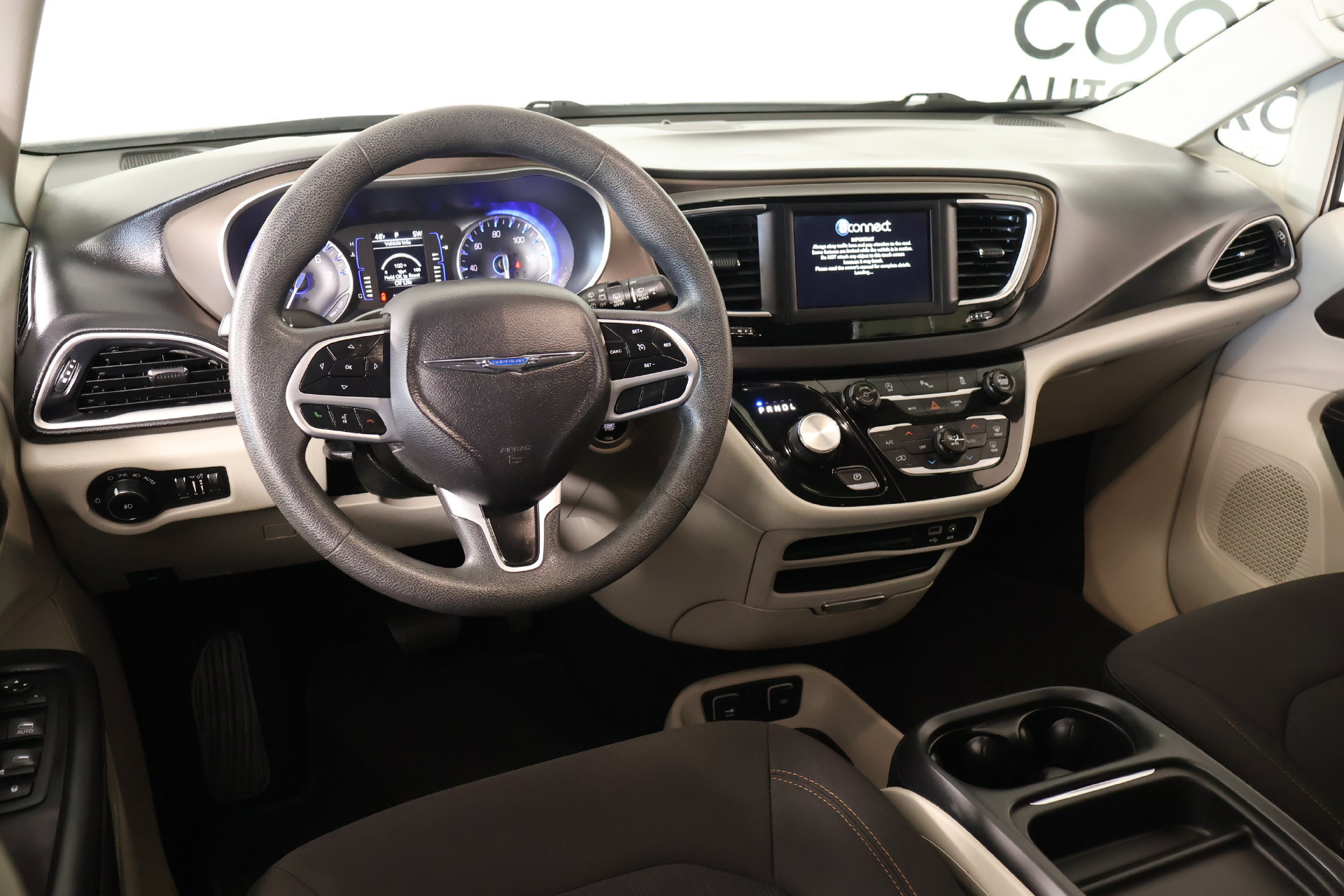 Used 2018 Chrysler Pacifica Touring Plus w/ Tire & Wheel Group FWD image 2