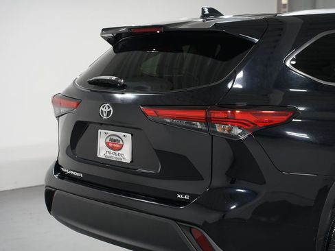 Certified 2023 Toyota Highlander XLE image 9