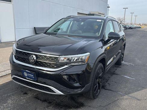 Certified 2024 Volkswagen Taos SE w/ Black Wheel Plus Package image 2