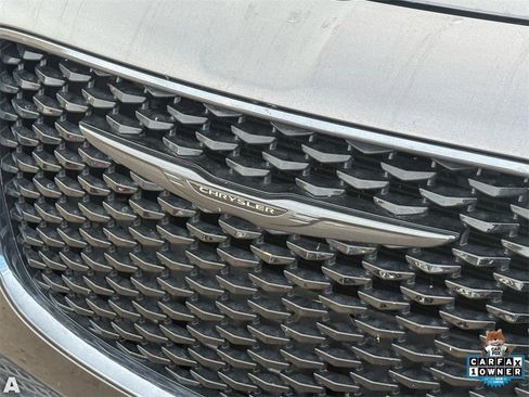 Used 2023 Chrysler 300 Touring w/ Sport Appearance Package image 7