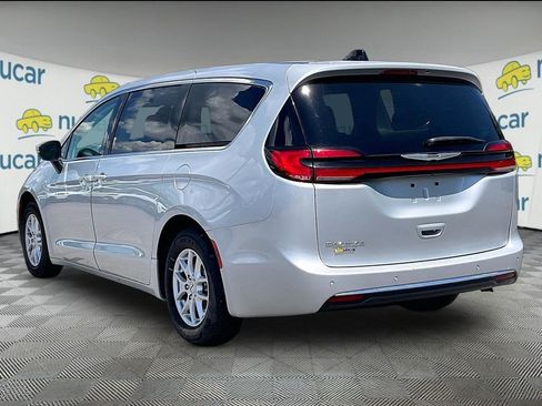 Used 2023 Chrysler Pacifica Touring-L FWD image 4