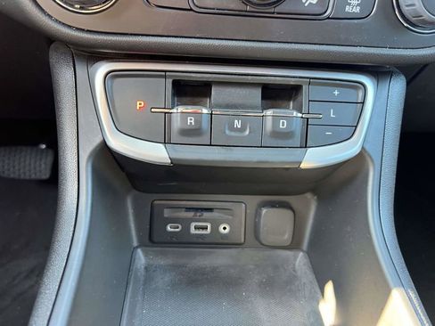 Used 2023 GMC Terrain SLT image 28