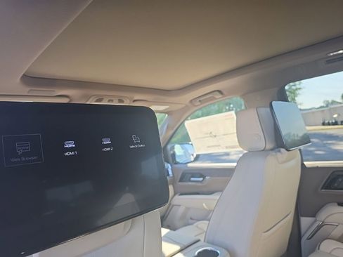 New 2026 GMC Yukon Denali w/ Denali Reserve Package AWD/4WD image 13