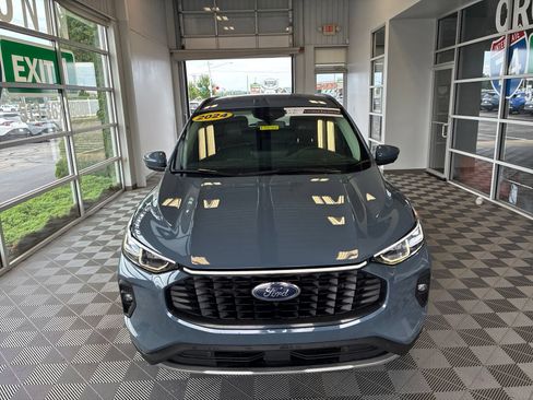 Used 2024 Ford Escape Platinum AWD/4WD image 2