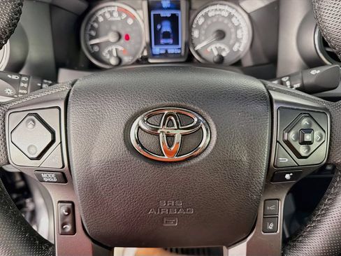 Used 2022 Toyota Tacoma TRD Sport w/ Technology Package AWD/4WD image 16