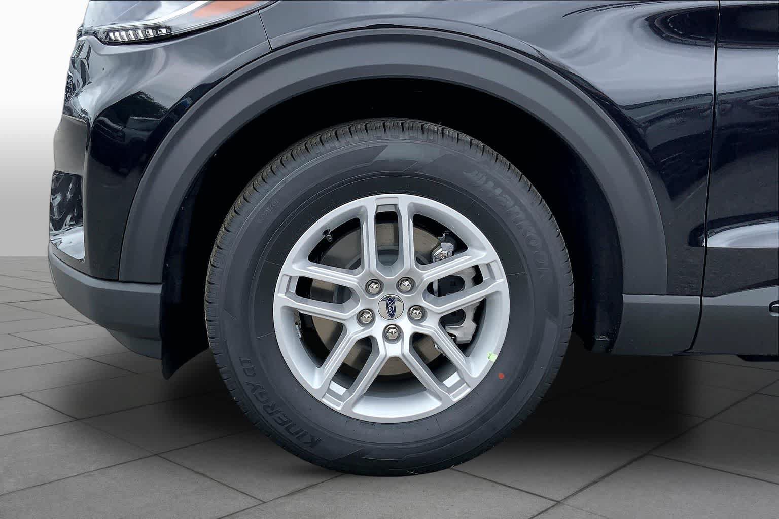 New 2026 Ford Explorer Active RWD image 12