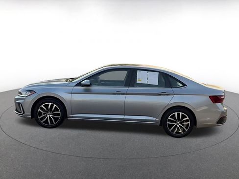 Used 2025 Volkswagen Jetta SE image 9