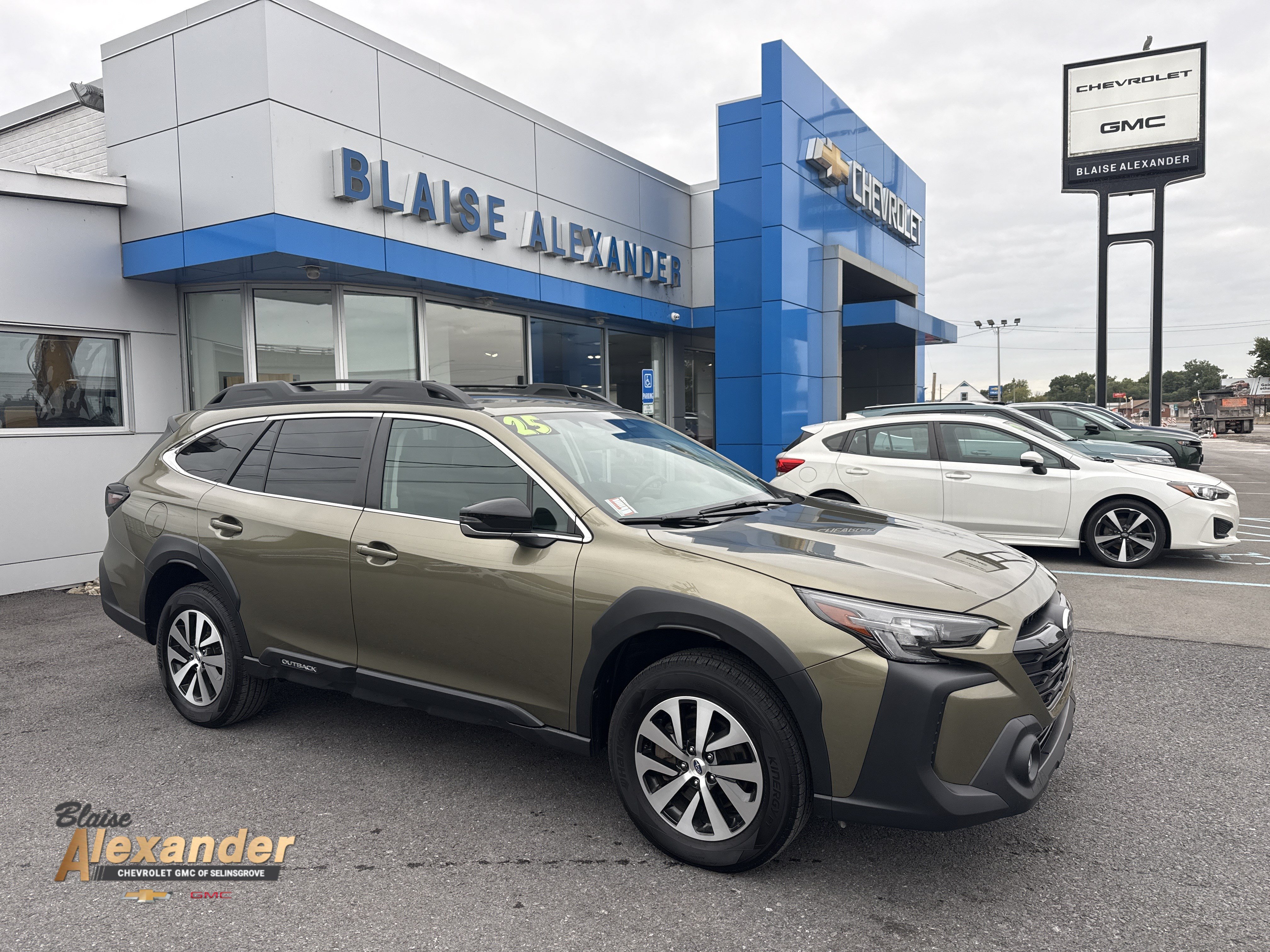 Used 2025 Subaru Outback Premium AWD/4WD image 1