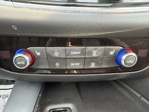 Used 2020 Buick Enclave Essence image 30