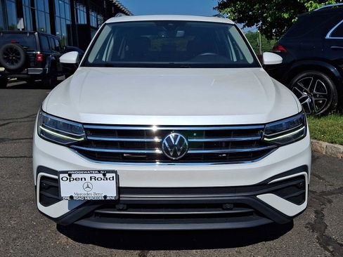 Used 2023 Volkswagen Tiguan SE w/ Panoramic Sunroof Package FWD image 2
