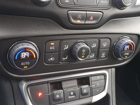 Used 2024 GMC Terrain SLT w/ Infotainment Package II image 15