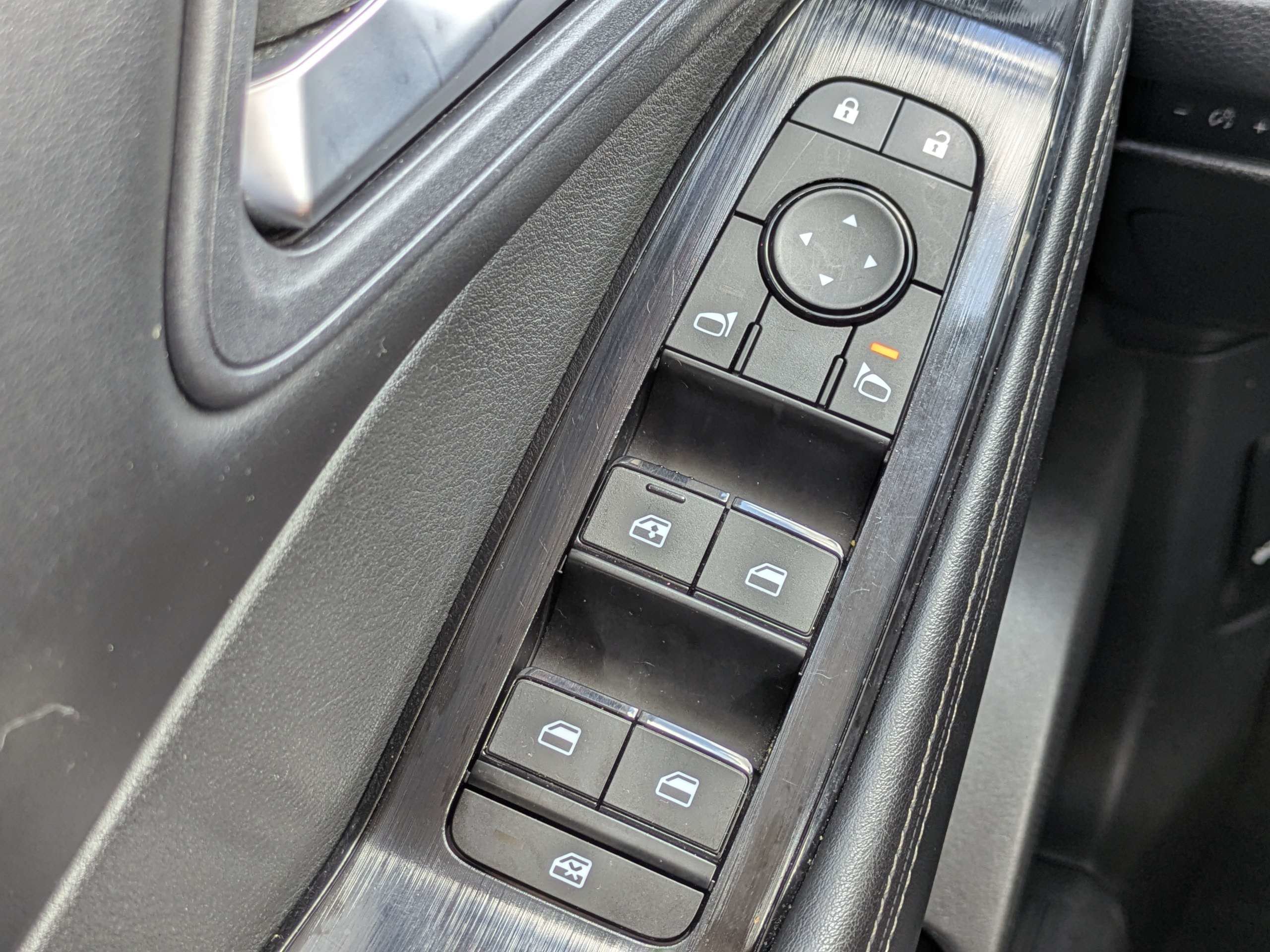Used 2025 Nissan Rogue SV FWD image 24