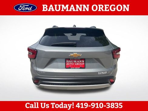 Used 2025 Chevrolet Trax LT FWD image 4